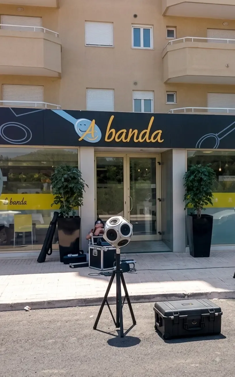 Equipo de medición acústica preparado para un ensayo de aislamiento de fachada.