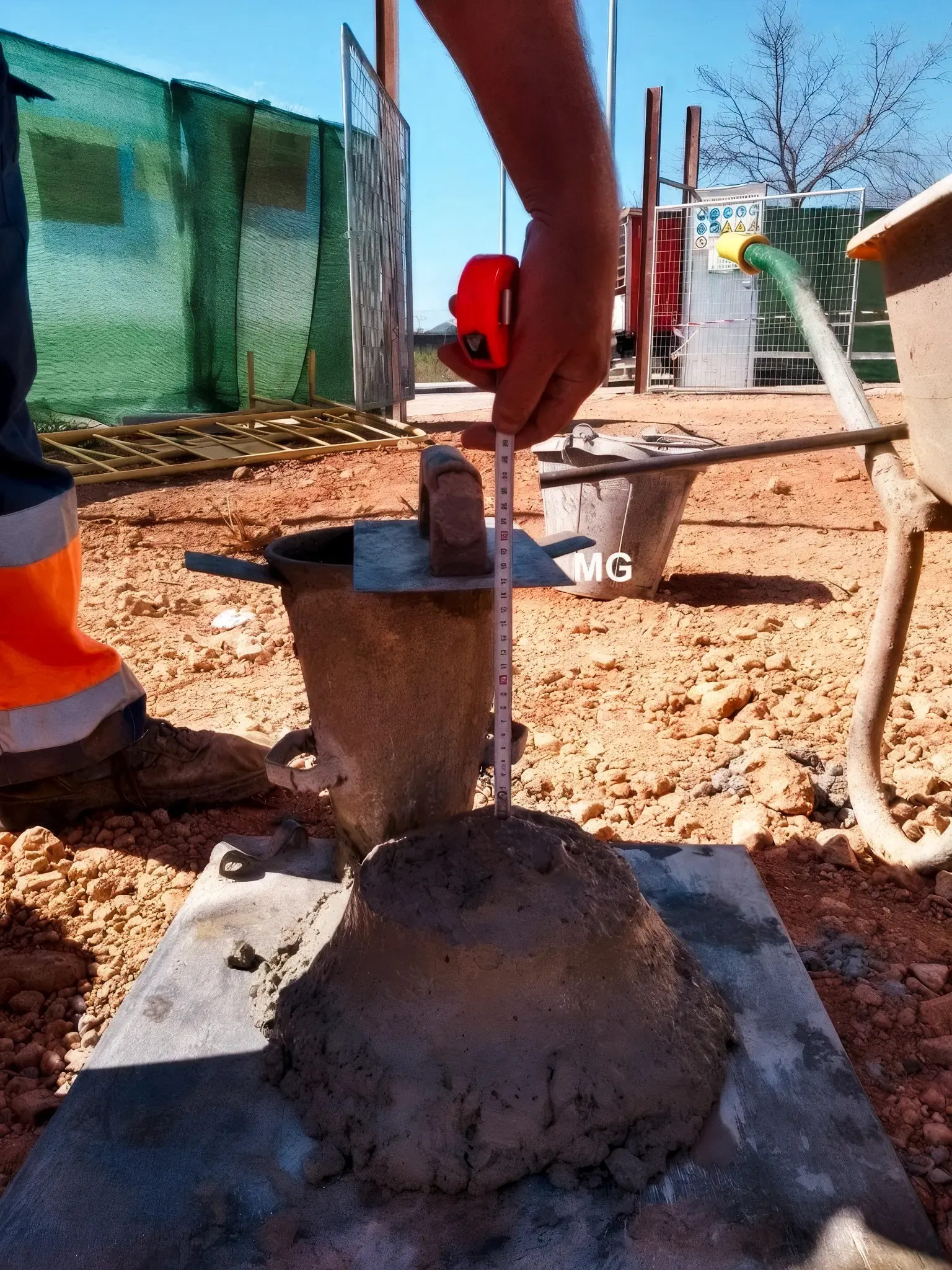 Equipo técnico realizando un ensayo de control de calidad en obra.
