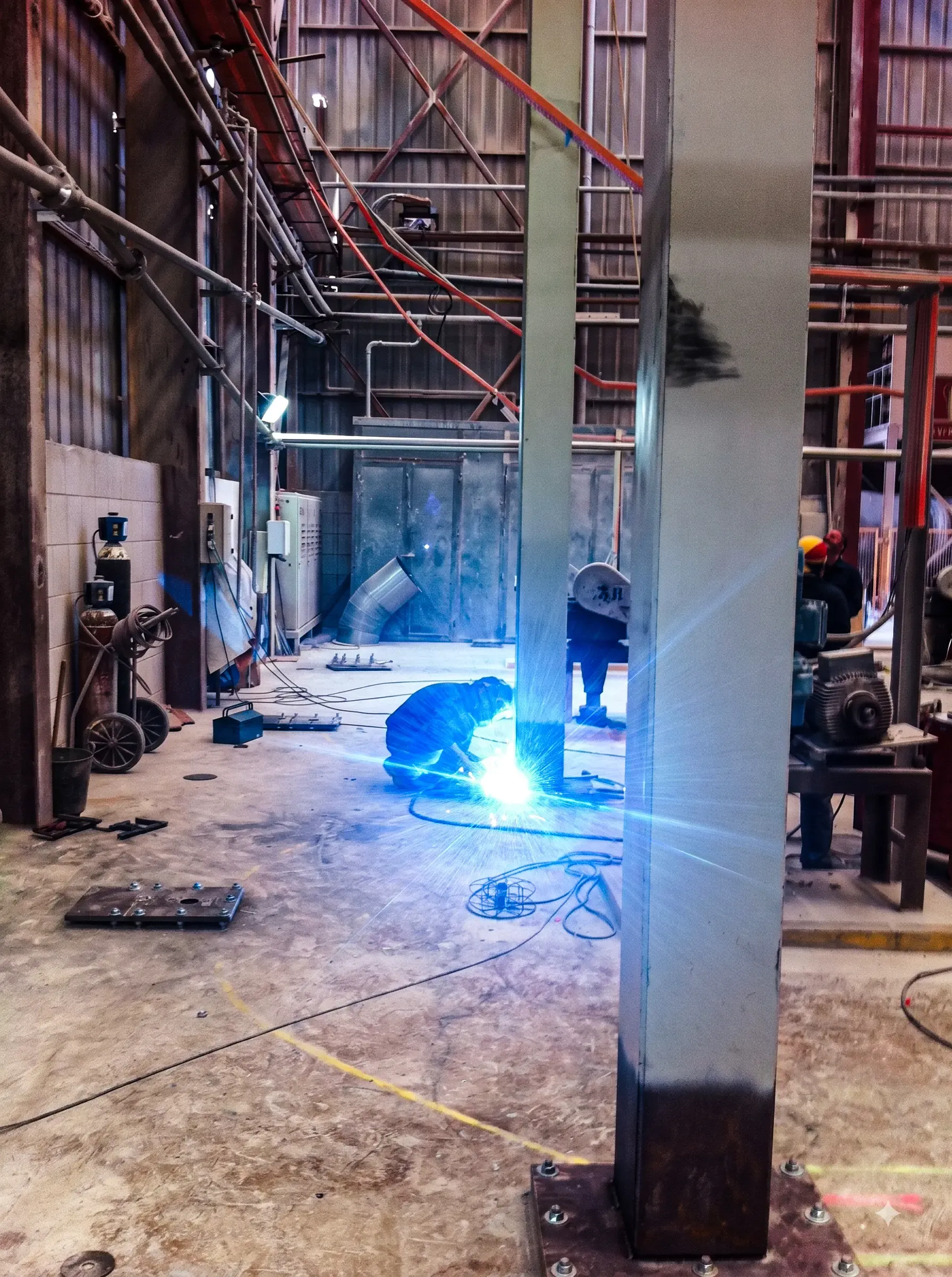Inspección de soldaduras durante un trabajo de control de calidad industrial.