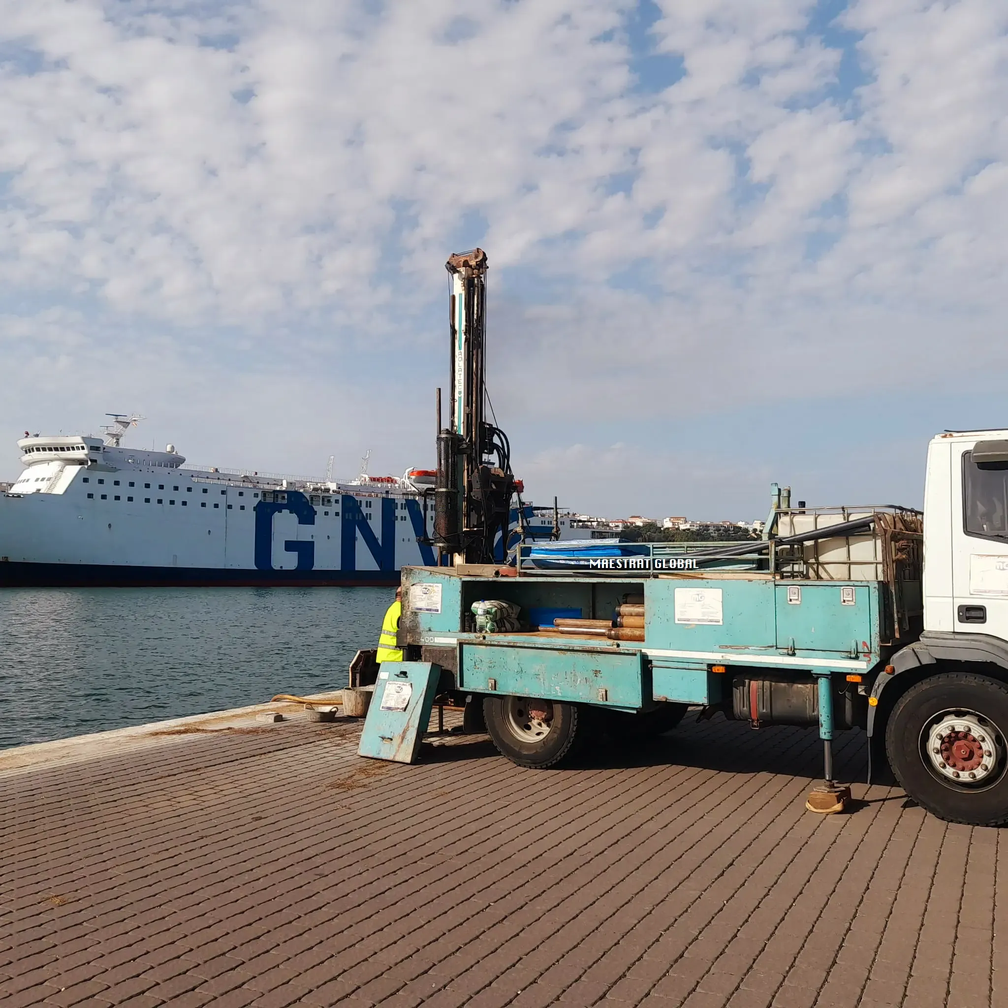 Camión de sondeos geotécnicos de Maestrat Global trabajando en el puerto.